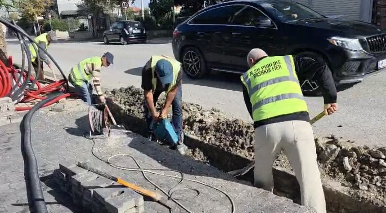 FIER/ Vijon sistemimi i ndriçimit në rrugën “Shenjt Leonardo Murialdo”