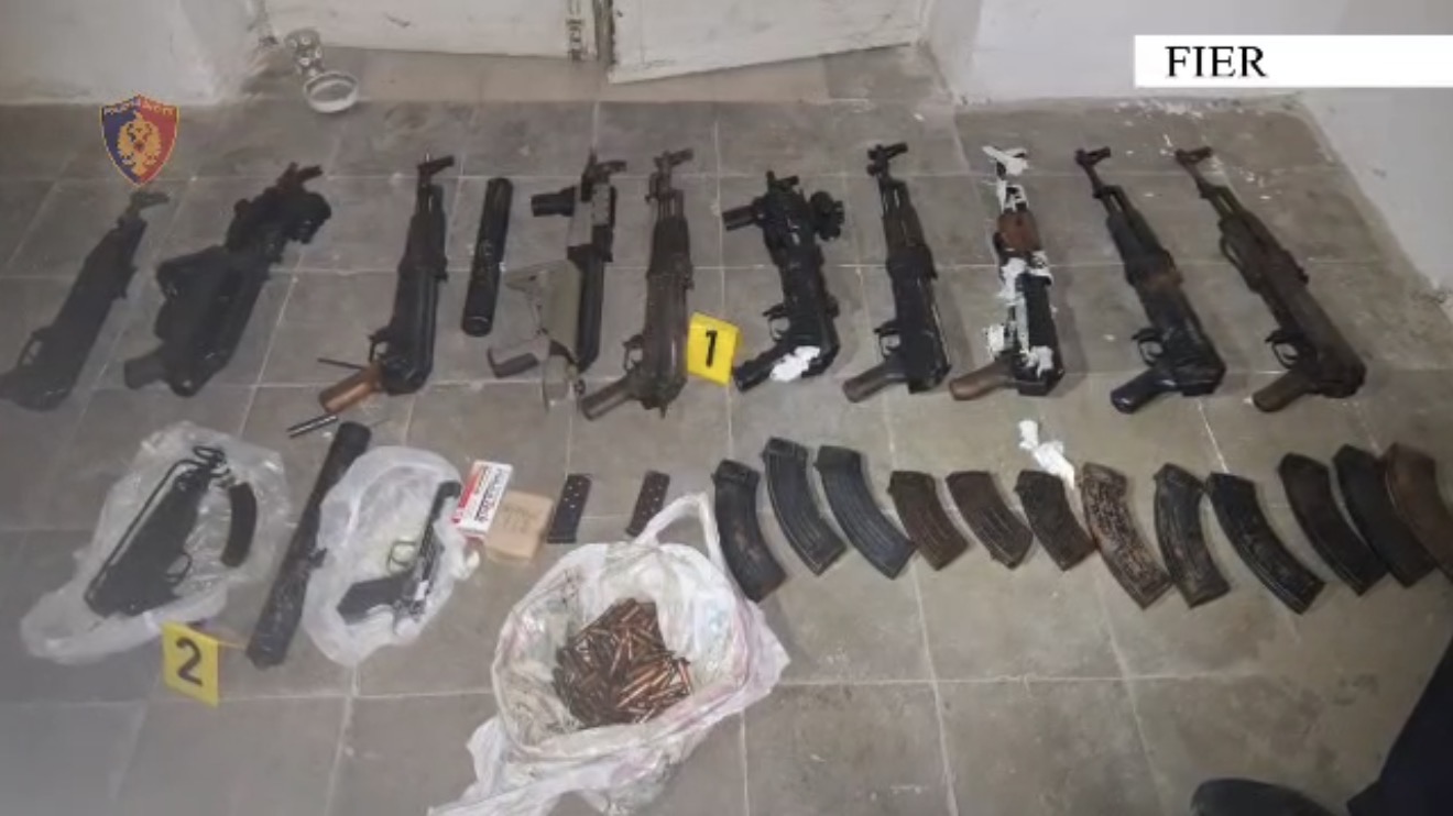 Fier/ Zbulohet bazë kriminale me arsenal armësh në lagjen “Kastriot”