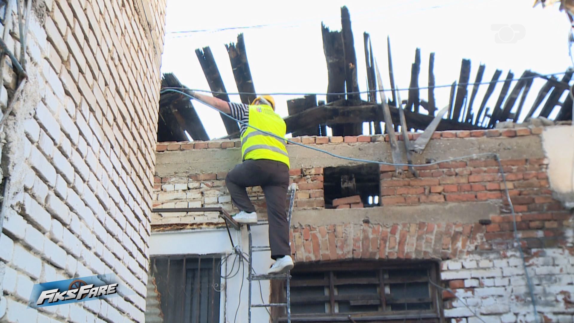Fiks Fare/ Një hap larg tragjedisë, çatia rrezikonte jetën e banorëve, ndërhyrje urgjente pas denoncimit
