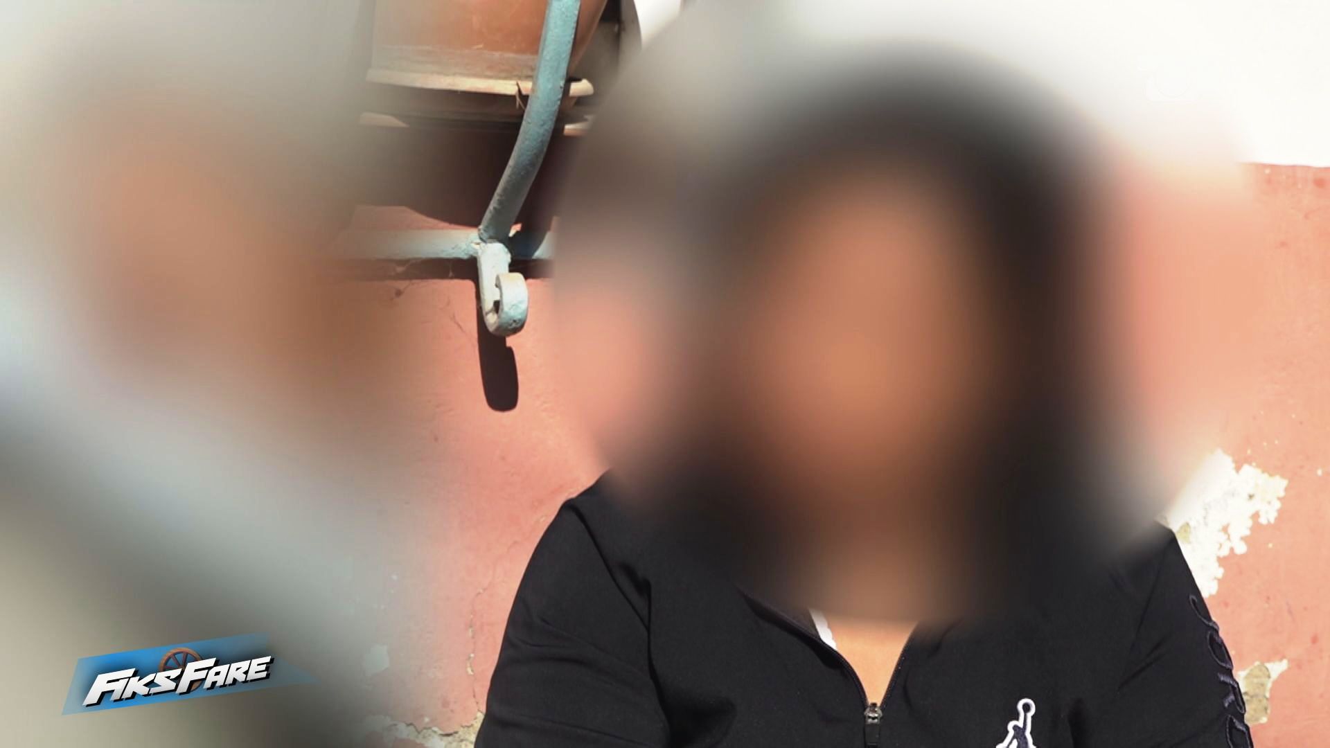 Fiks Fare/ Shantazhoi gruan dhe të dashurën të kryenin marrëdhënie në grup e të filmonin skenat. Dy gratë tentojnë vetëvrasjen