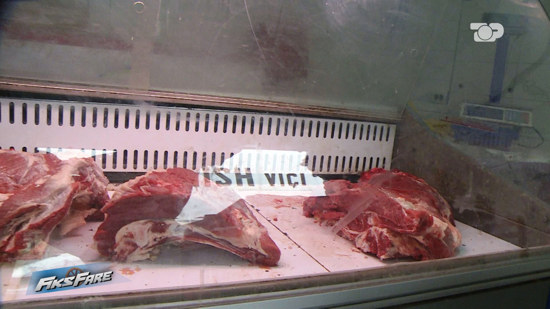 Fiks Fare/ Skandal në Peshkopi, mishi i pavulosur dhe i pakontrolluar përfundon tek konsumatorët. Tregtari: Nuk ka vulë por është i freskët