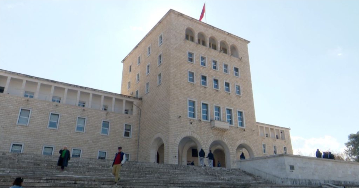 Fillimi i vitit të ri akademik, këtë vit 15% më pak regjistrime në arsimin e lartë në Shqipëri…