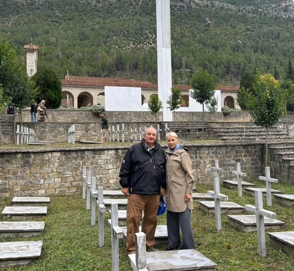 Firmosi me Berishën në 2009 marrëveshjen për ushtarët grekë të rënë në luftë, Karamanlis homazhe në varrezat e Këlcyrës