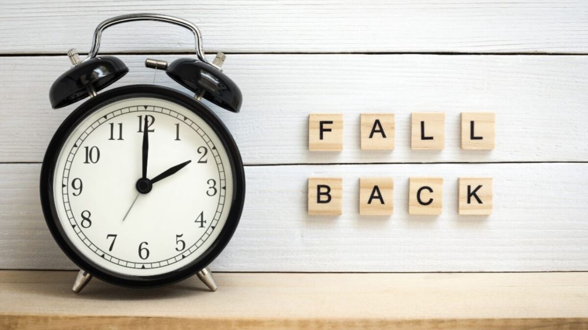 Flemë një orë më shumë, por ndihemi më të lodhur! Ndryshimi i orës ndikon në trup, ja si t’i minimizoni pasojat