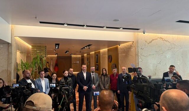 Florian Binaj “bashkon” opozitën, kandidati për Bashkinë e Tiranës nis fushatën