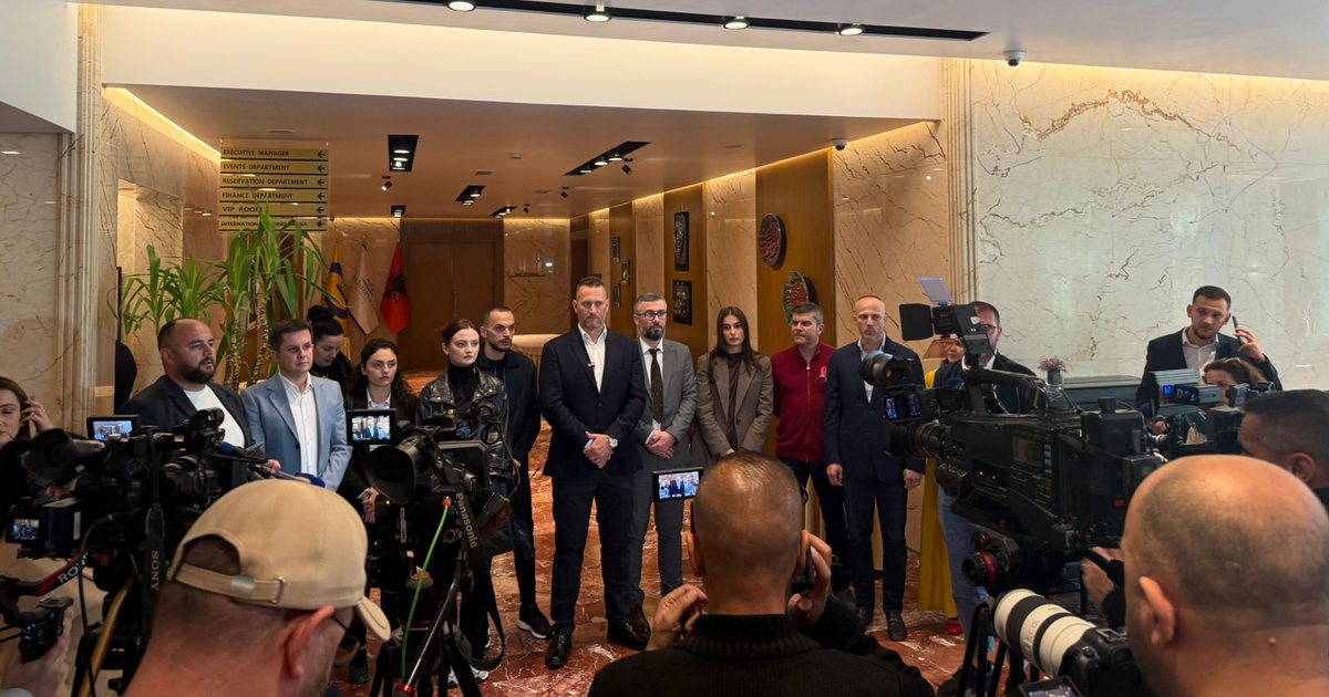 Florian Binaj bashkon opozitën