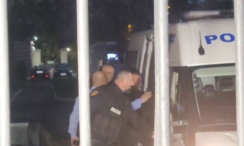 ‘Forca kryetar, forca’/ Veliaj del nga Kushtetuesja për tek qelia, mesazh mbështetësve: Ju dua shumë