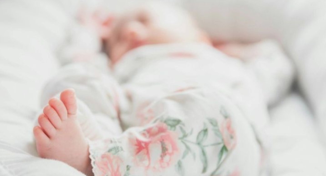 Foshnja 15 muajshe digjet nga vaji i nxehtë, gjyshi: Nëna po skuqte patate, si ndodhi ngjarja e rëndë