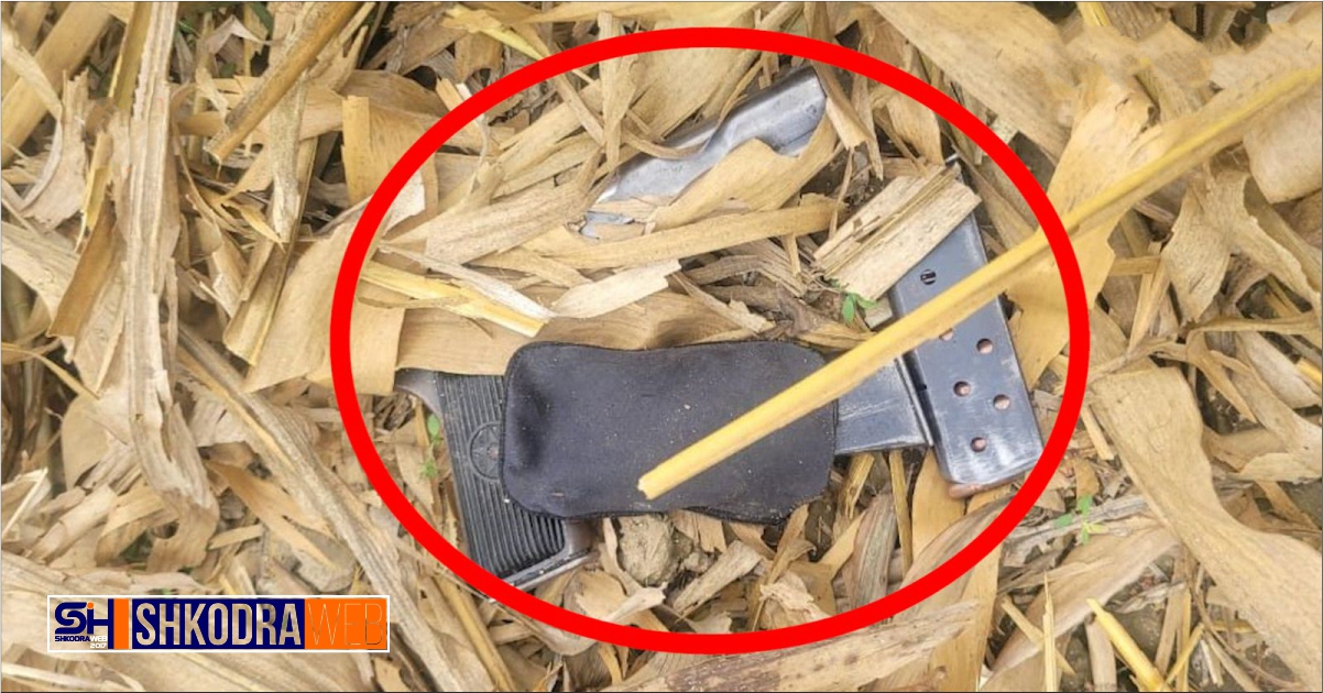 FOTO – Babai dhe dy djemtë qëlluan për të kërcënuar fqinjin e tyre në Trush të Shkodrës, gjendet pistoleta