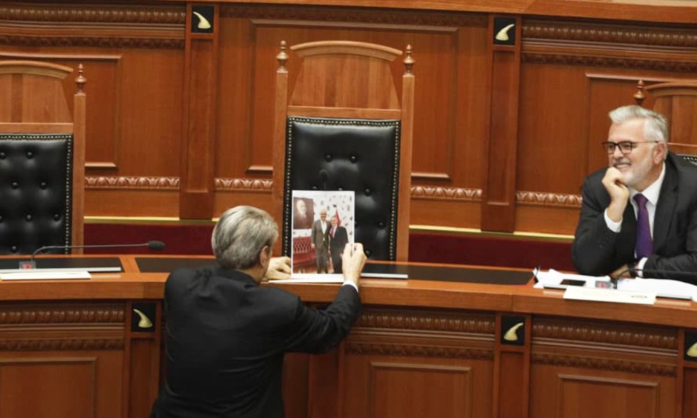 FOTO/ Berisha vendos te karrigia e Ramës foton me ish-agjentin e FBI, Charles McGonigal