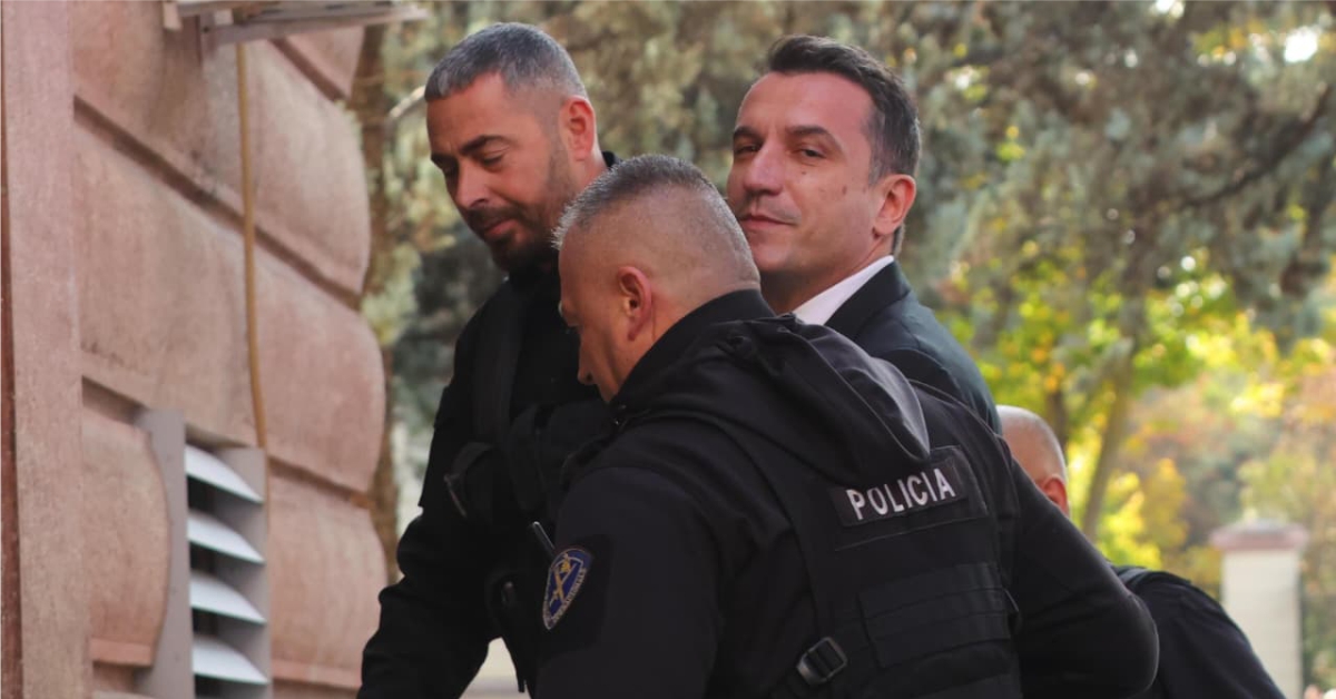 FOTO – Erion Veliaj shfaqet pas shumë muajsh në publik, me pranga në duar paraqitet në Gjykatën Kushtetuese…