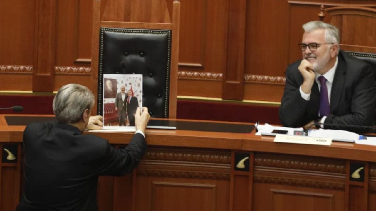 Foto-lajm/ Berisha vendos foton e Ramës dhe McGonigal, Gogu e rrëzon me një të fryrë