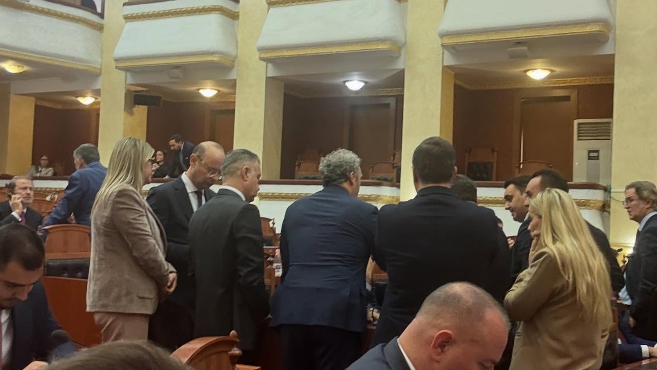FOTO-LAJM / Pakti i Këlliçit me Ballën, deputetët e PD të mbledhur rreth Berishës në sallën e Kuvendit