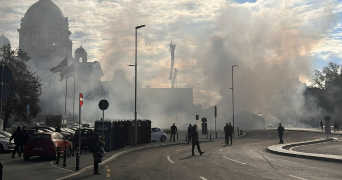 FOTO/ Të shtëna në zemër të Beogradit, një i plagosur afër Parlamentit, kapet autori