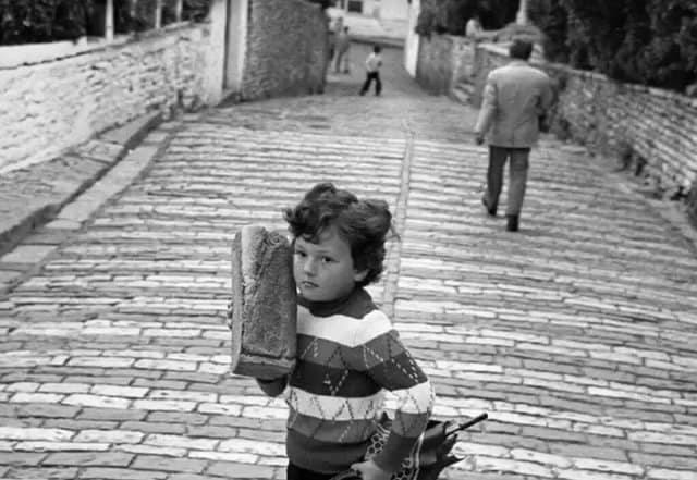 Fotografia e djalit me bukë në dorë- nostalgji për varfërinë, mall për kohën e tallonit!