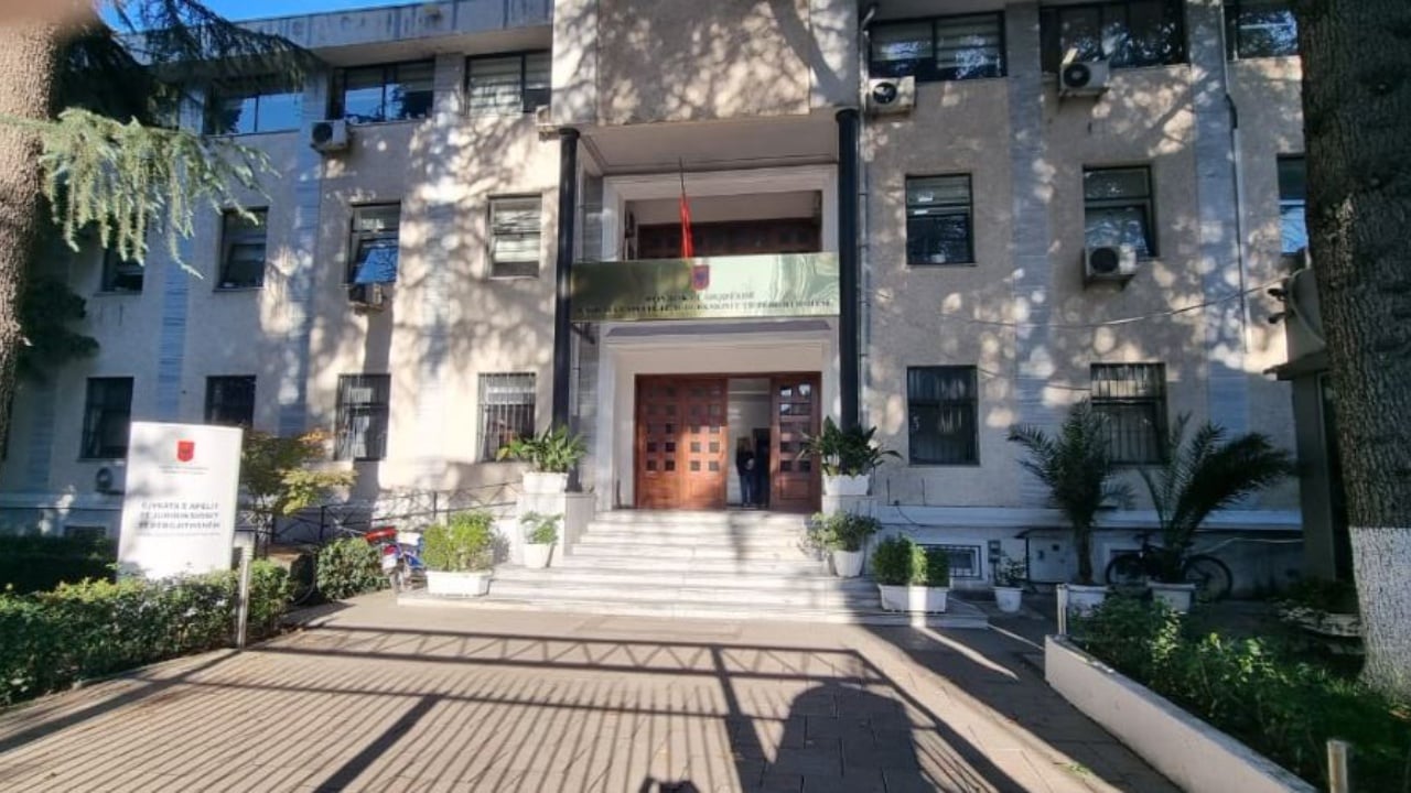 FOTOLAJM/ Heshtje në drejtësi, Gjykata e Apelit bosh pas vrasjes së gjyqtarit Kalaja. Flamuri ulet në gjysmështizë