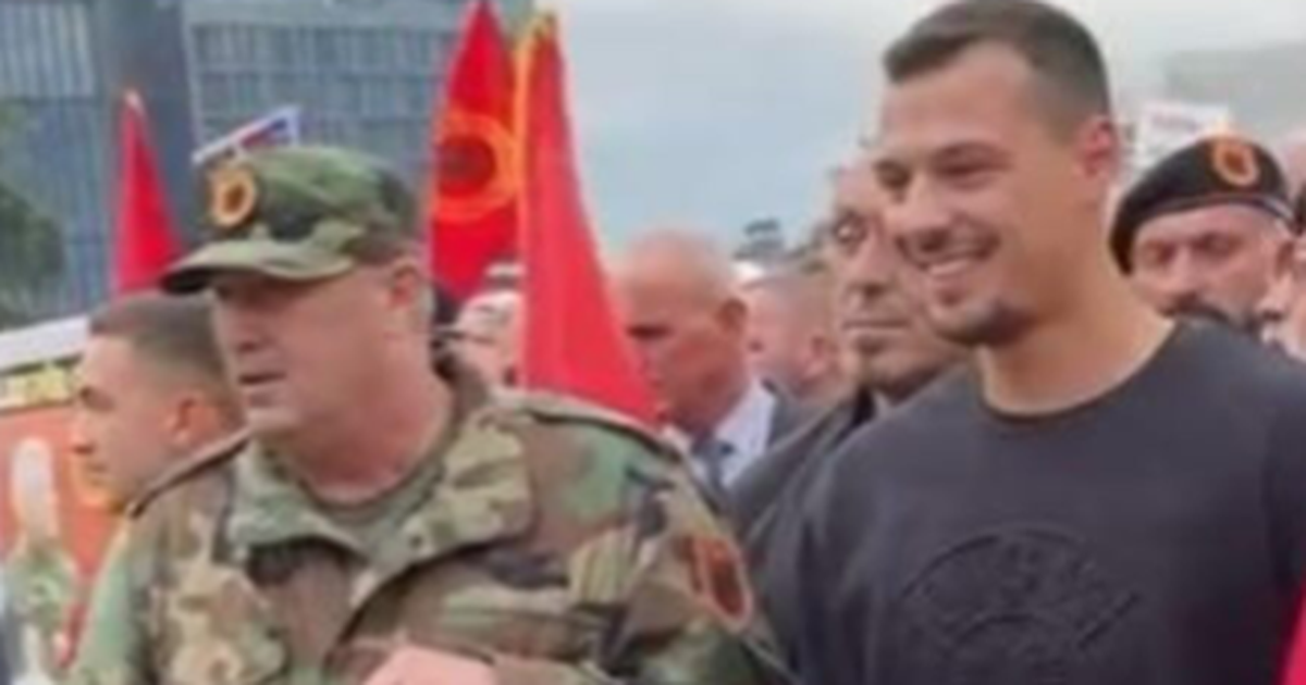 FOTOLAJM/ Me flamurin e UÇK në duar, djali i Hashim Thaçit i bashkohet protestës në Tiranë