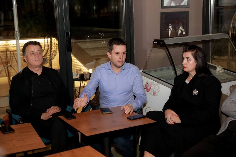 FOTOLAJM/ Paloka, Alimehmeti dhe Noka fushatë në kryeqytet, por në takim mungon kandidati Binaj