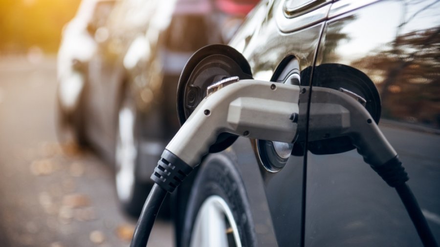 Franca dhe Spanja kundërshtojnë planin për ndalimin e makinave me naftë e benzinë