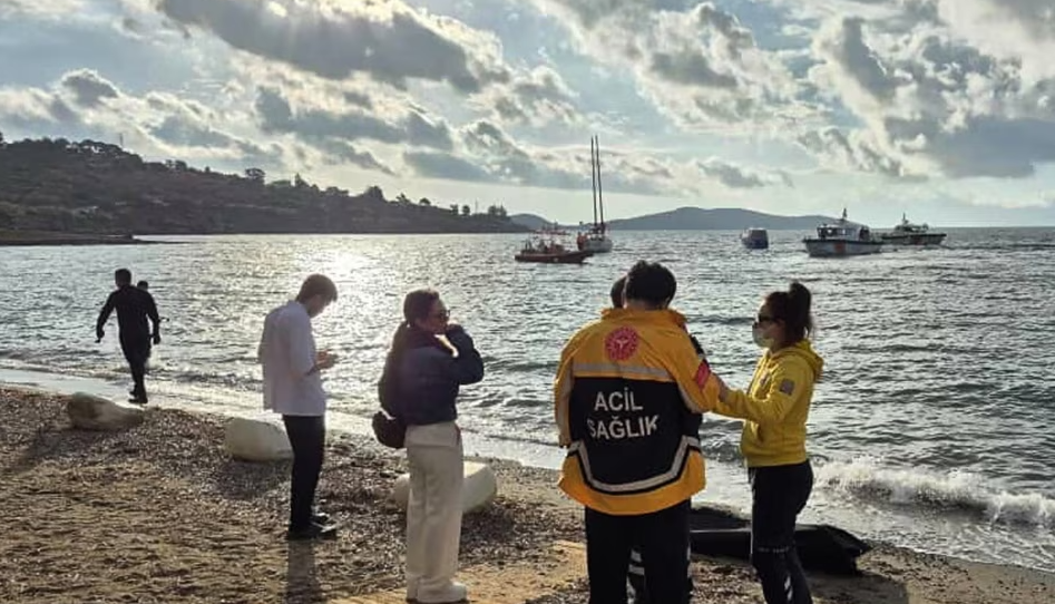 Fundoset varka me migrantë në Turqi, humbin jetën 14 persona