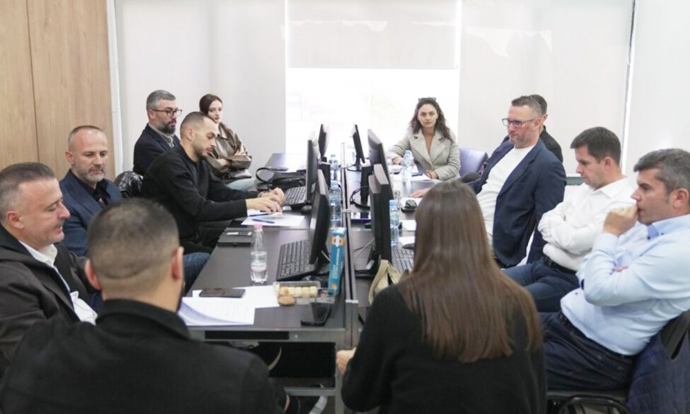 Gara për Tiranën/ Florjan Binaj përvesh mëngët, prezanton planin e veprimit me përfaqësuesit e opozitës