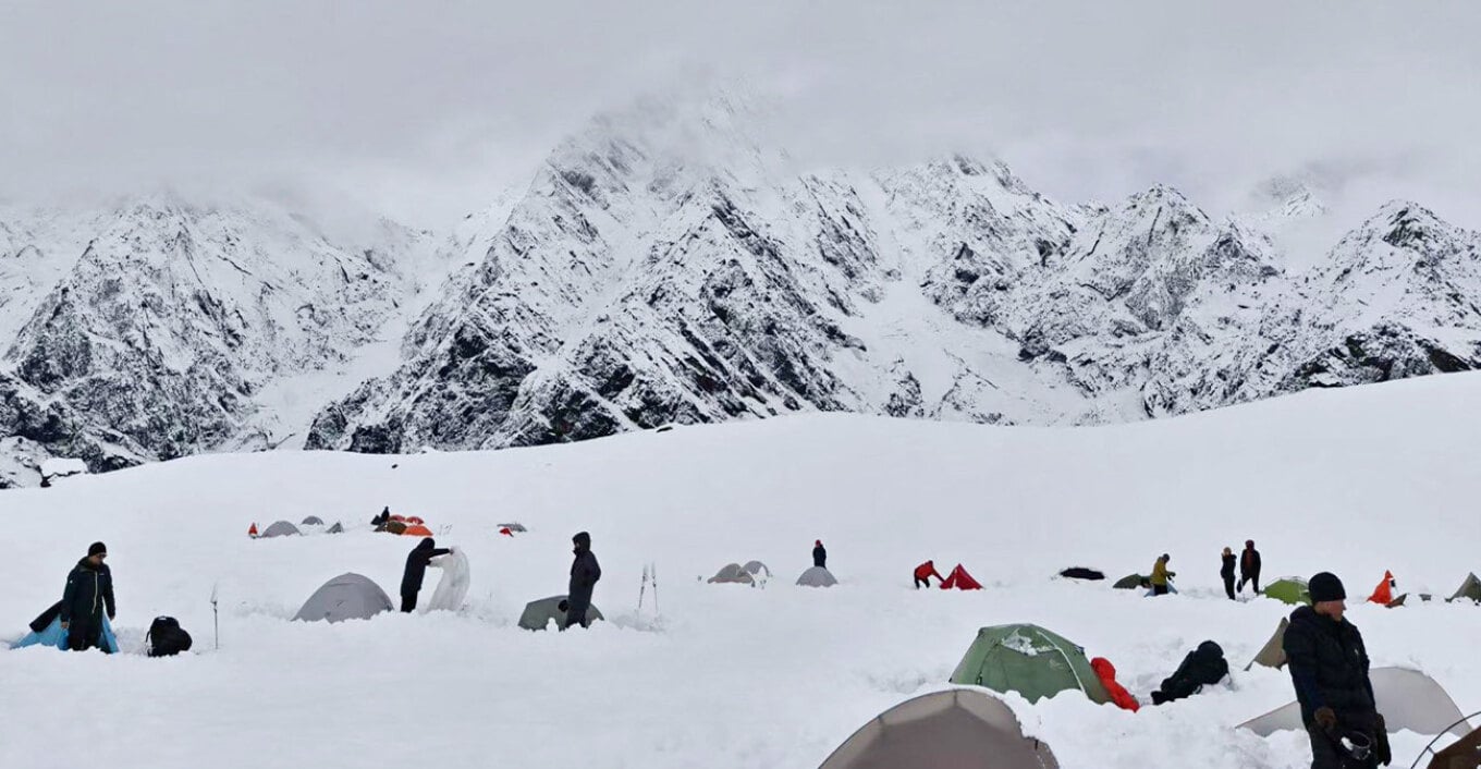 Garë në Everest për evakuimin e alpinistëve të bllokuar pas stuhisë së dëborës
