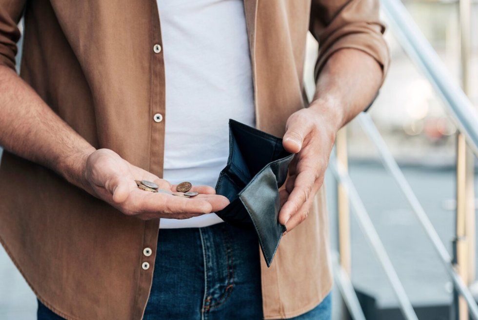 Gati 1 në 5 shqiptarë në rrezik varfërie – jetojnë me më pak se 324 mijë lekë në vit