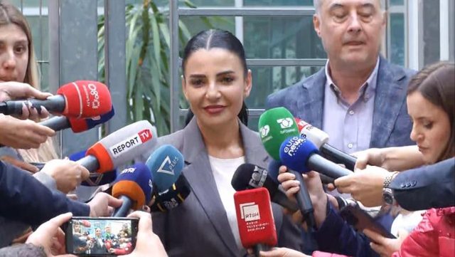 Gazetarët e pyesin nëse i ka kërkuar Rama dorëheqjen apo nëse SPAK e mori të pandehur, ja si përgjigjet Balluku