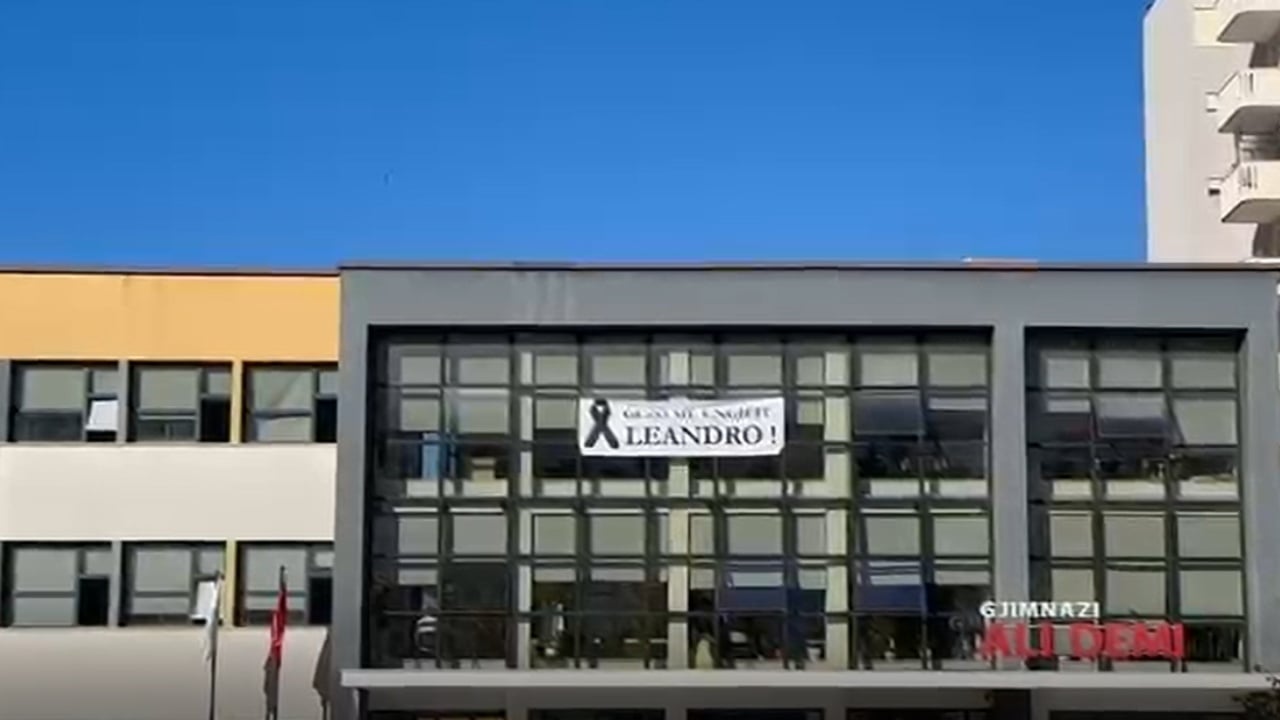 “Gëzo me engjëjt Leandro”/ Ditë zie në gjimnazin “Ali Demi”, nxënësit i japin lamtumirën e fundit 17-vjeçarit që humbi jetën në aksident