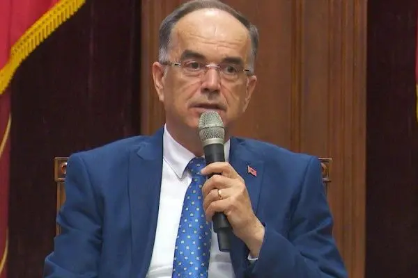 ‘Gishti i hollë dhe xhepi i thellë’/ Dylgjeri tallet me Begajn: Nesër bën eko barku dhe kolonoskopi te klinika…