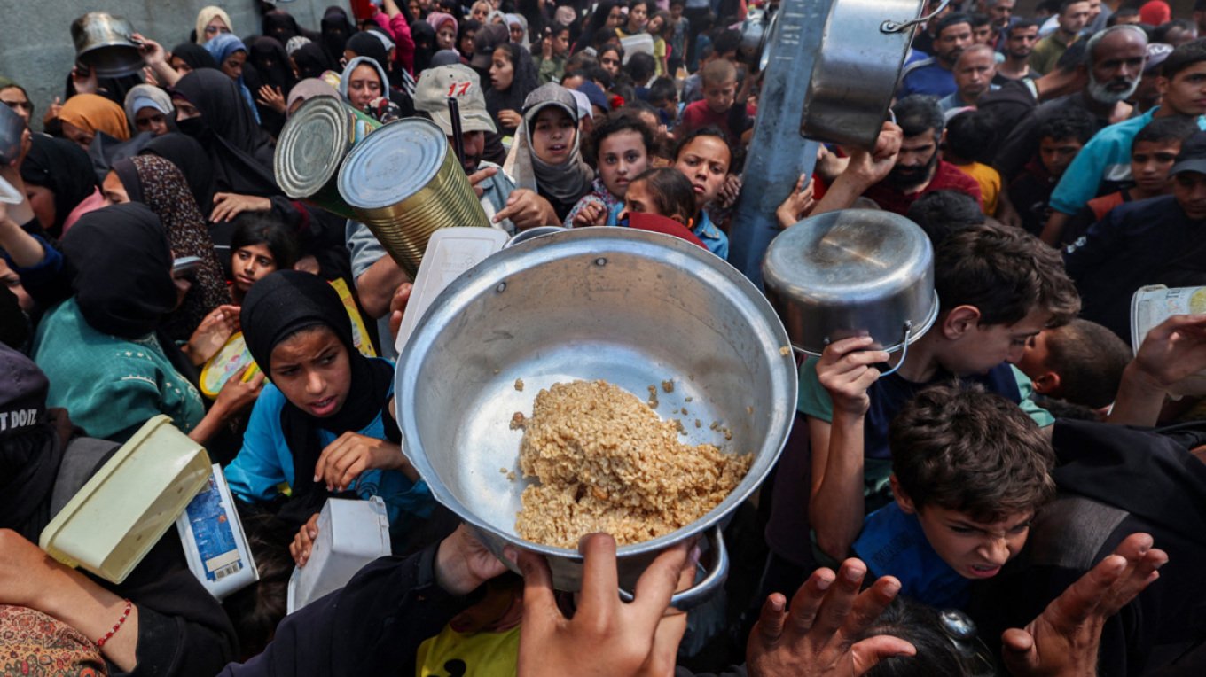 Gjashtëdhjetë mijë ton ushqim gati për shpërndarje në Gaza, e mjaftueshme për tre muaj