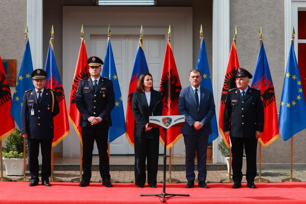 Gjenerata e re e Policisë, ministrja Koçiu: Ju mbani një uniformë të rëndë…