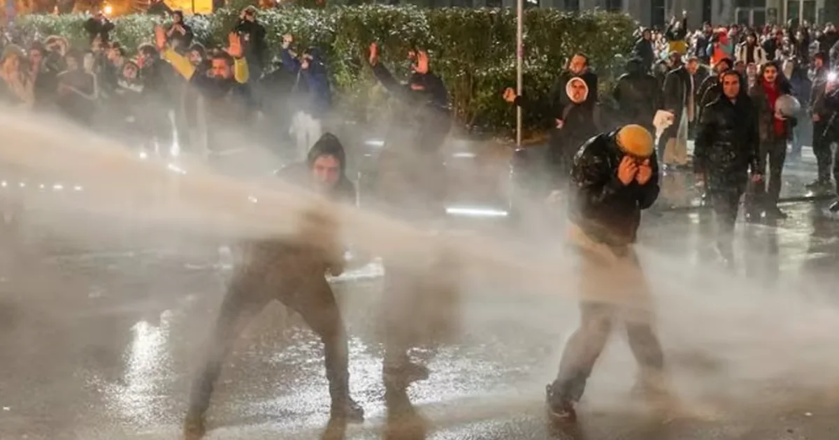Gjeorgji: Policia përdor sprej piperi dhe topa uji kundër protestuesve