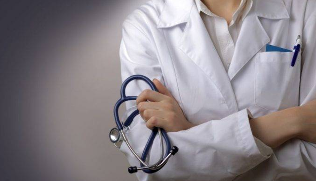 Gjykata Kushtetuese rrëzon pjesërisht “Urdhrin e ri të Mjekut” – Antikushtetues kufizimi i punës në privat dhe heqja e përhershme e licencës