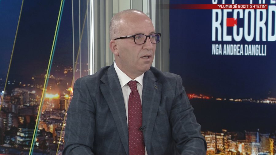 “Gjyqtarët bëjnë nga 12 seanca në ditë”/ Juristi: Kushtet në gjykata janë skandaloze, dosjet mullar