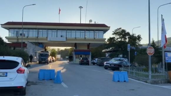 Goditet rrjeti i kontrabandës/ Procedohet një doganier, arrestohen dy persona, gjatë kontrollit…