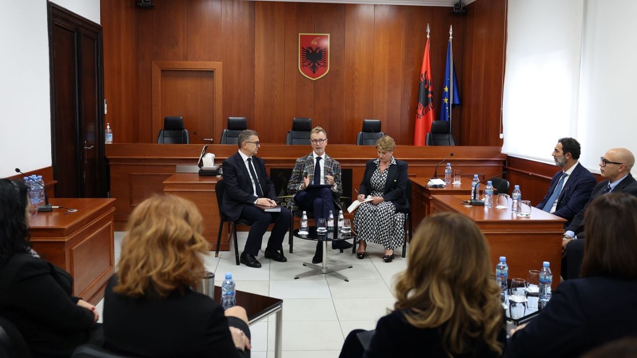 Gonzato takim me kryetarin e Kolegjit të Posaçëm të Apelimit, ambasadori: Procesi i vettingut të përfundojë deri në qershor të 2026-ës