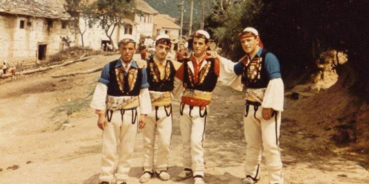 Goranët dhe Torbeshët në optikën boshnjake: një analizë kritike e tekstit të Esad Rahić