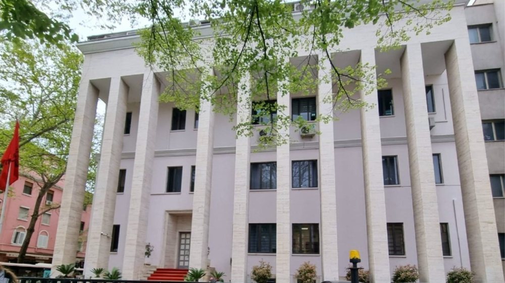 Grabitën 4.6 mln euro në Rinas, Gjykata e Lartë rrëzon rekursin e grupit kriminal. Në fuqi dënimin me 122 vite burg