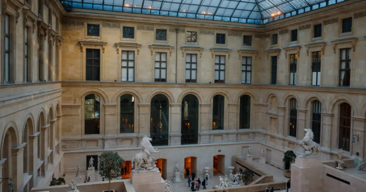 Grabitet ‘Muzeu i Luvrit’! Hajdutët prenë hekurat e dritares dhe vodhën bizhuteritë e Napoleon Bonapartit