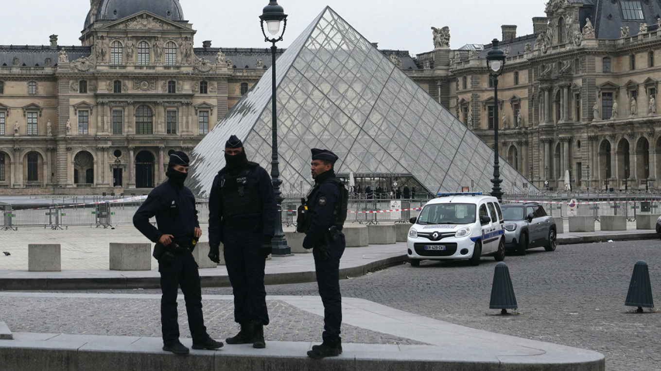 Grabitja e shekullit në Luvër/ Hetuesit nuk nxjerrin asgjë nga dy të arrestuarit, nuk pranojnë të flasin
