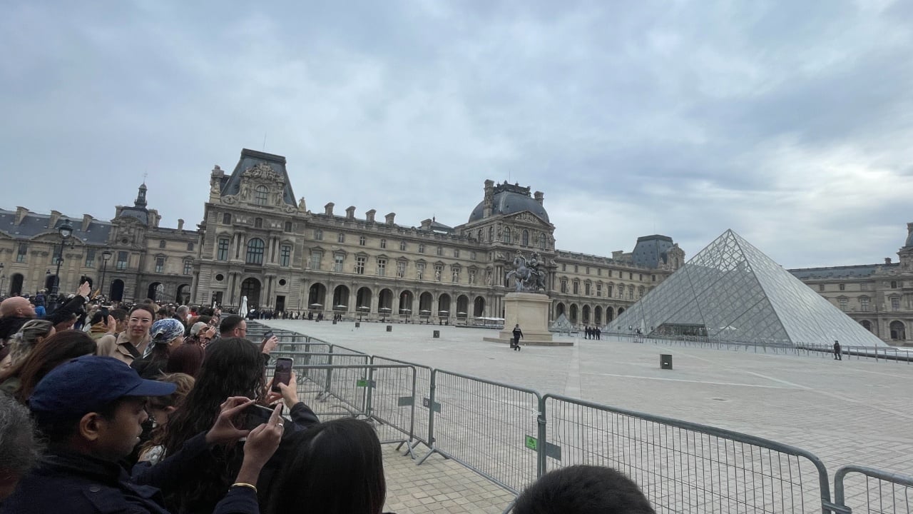 Grabitja në Muzeun e Luvrit/ Tre persona të maskuar vodhën bizhuteritë e Napoleon Bonapartit, flasin dëshmitarët: Ndodhi si te “Kodi i Da Vincit”