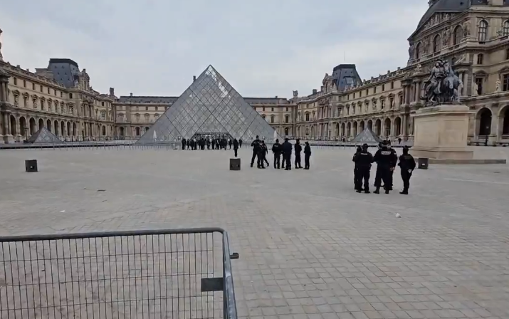 Grabitje në Muzeun e Luvrit në Paris, vidhen bizhuteri historike të Napoleonit