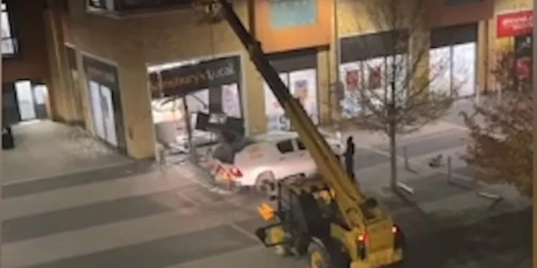 Grabitje spektakolare në Angli, ja si e përdorën eskavatorin autorët për të nxjerrë bankomatin nga supermarketi