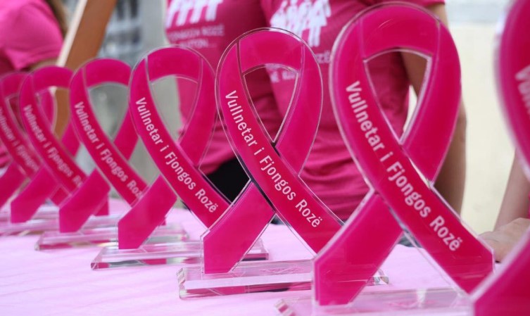 “Gratë e prekura nga kanceri i gjirit përballen me një betejë të dyfishtë”- BIRN: Udhëtime rraskapitëse dhe të…