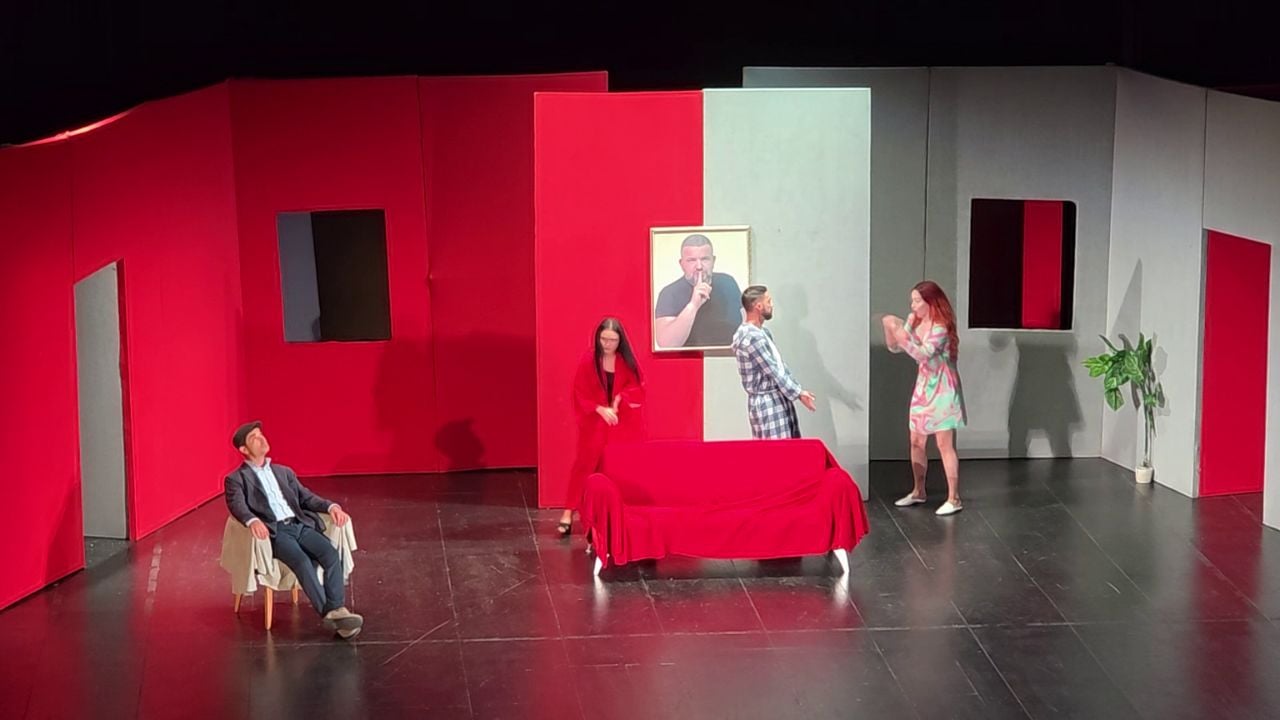 “Gruaja e burrit tim”/ Në teatrin “Bylis” në Fier, komedia me regji të Kiço Londos