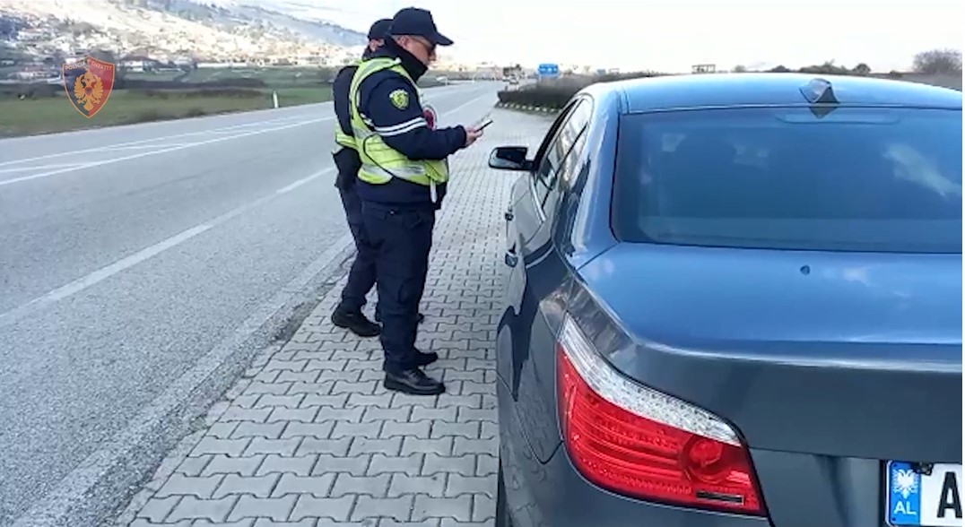 Gruaja nga Memaliaj drejtonte makinën pa patentë, ndalohet nga policia