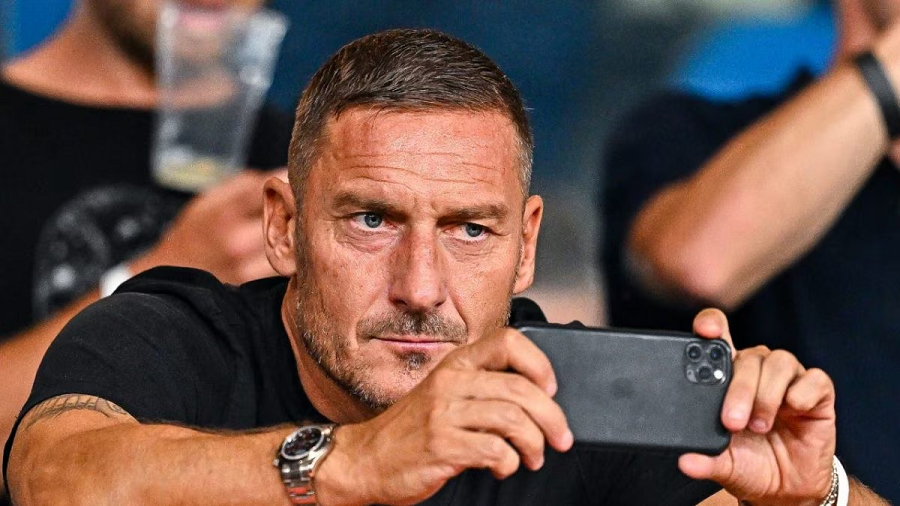 “Hej, është shaka… Mallkuar qofshi”; Totti pranon audion “virale” për tri penalltitë e Romës: “Ia dërgova një miku, pastaj e ofendova”