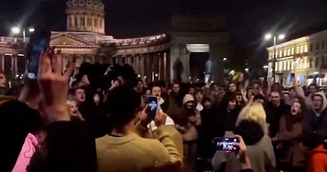 Himni anti-luftë/ Protesta publike, thirrje për rrëzimin e Putinit në sheshin historik të Shën Petersburgut