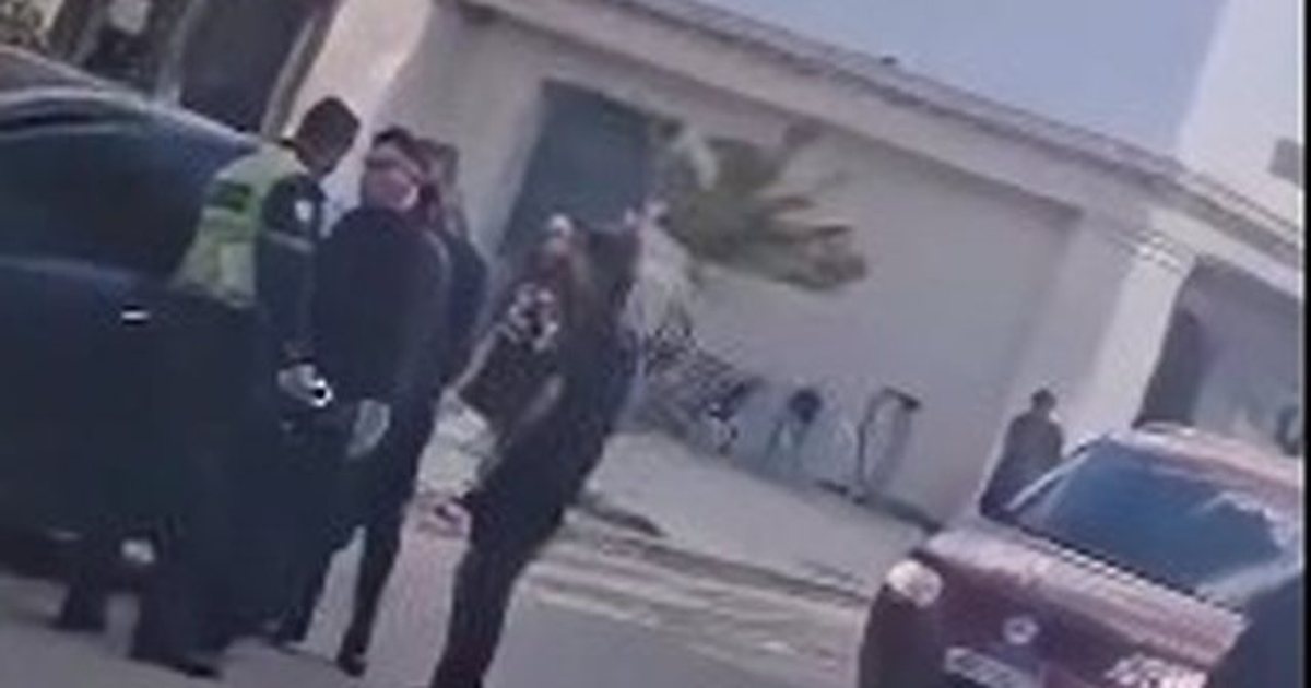 ‘Hiqe uniformën!” Plas në Berat-Shoferi i ‘Benzit’ godet dhe kërcënon Policin: Mbaje t’i biem